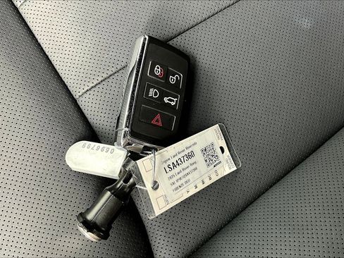 Used 2025 Land Rover Range Rover Sport SE image 11
