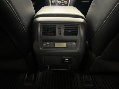 Used 2015 Nissan Pathfinder Platinum FWD image 32