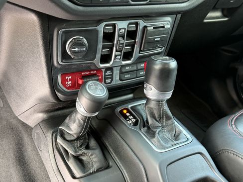 Used 2024 Jeep Wrangler Unlimited Rubicon AWD/4WD image 22