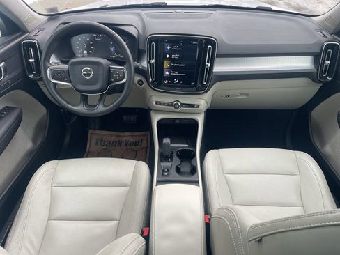 Used 2020 Volvo XC40 T5 Momentum image 25