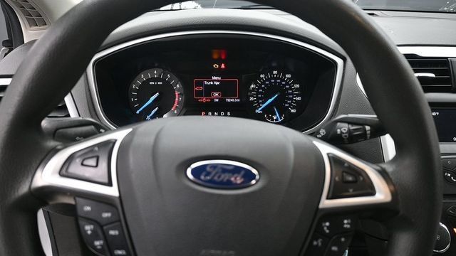 Used 2015 Ford Fusion SE FWD image 19