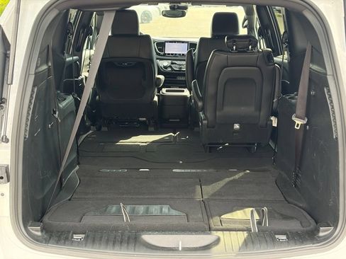 Used 2025 Chrysler Pacifica Select FWD image 10