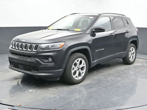 Used 2025 Jeep Compass Latitude image 6