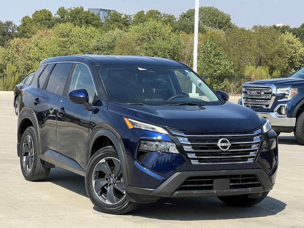 Used 2024 Nissan Rogue SV FWD image 1