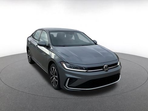 Used 2025 Volkswagen Jetta SE image 3