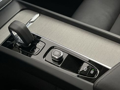 Certified 2025 Volvo XC60 B5 Plus image 21