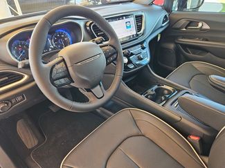 New 2027 Chrysler Pacifica Limited FWD video 3