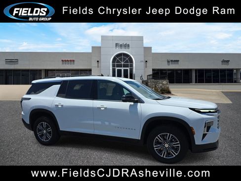 Used 2025 Chevrolet Traverse LT FWD image 1