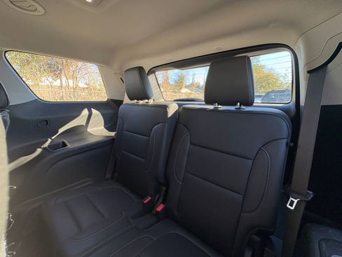 Used 2023 GMC Acadia SLT image 5