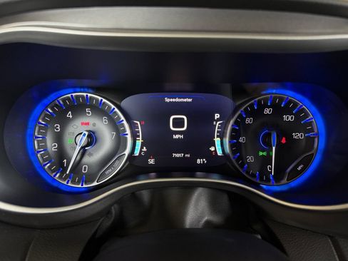 Used 2024 Chrysler Pacifica Touring-L FWD image 18