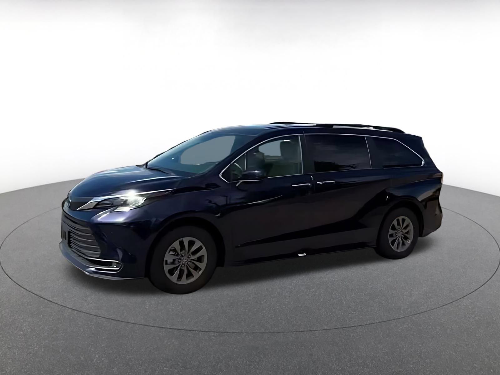 Used 2025 Toyota Sienna XLE FWD image 7