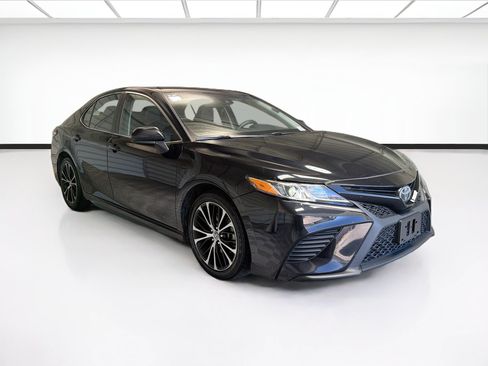 Used 2020 Toyota Camry SE FWD image 3