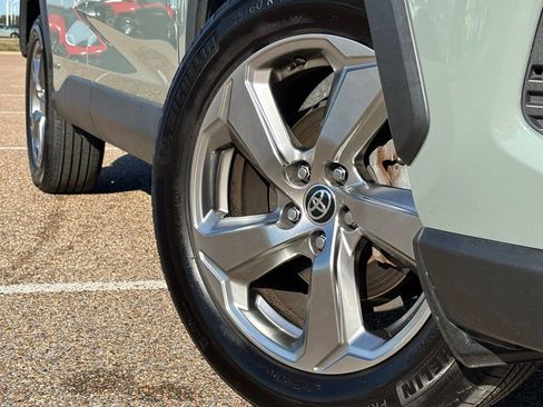 Used 2021 Toyota RAV4 XLE Premium image 2