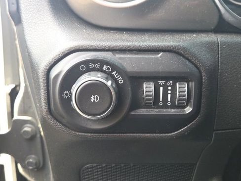 Used 2020 Jeep Wrangler Unlimited Sahara image 26