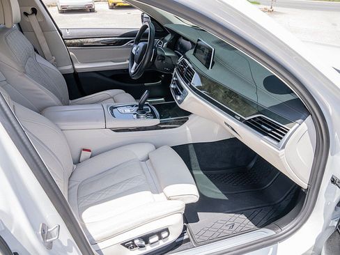 Used 2022 BMW 740i w/ Luxury Rear Seating Package RWD image 19