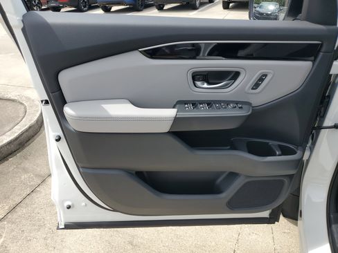 New 2025 Honda Pilot Touring image 19