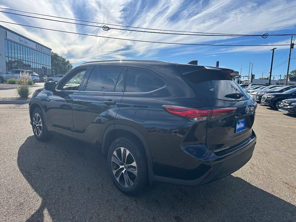 Used 2022 Toyota Highlander XLE AWD/4WD image 7
