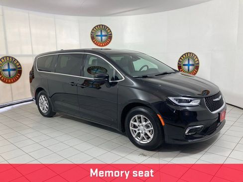 Used 2025 Chrysler Pacifica Select image 20