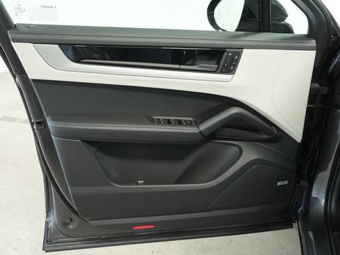 Used 2025 Porsche Cayenne Coupe image 24