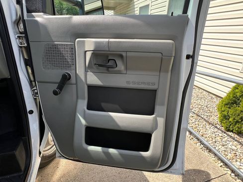 Used 2010 Ford E-350 and Econoline 350 Super Duty RWD image 9