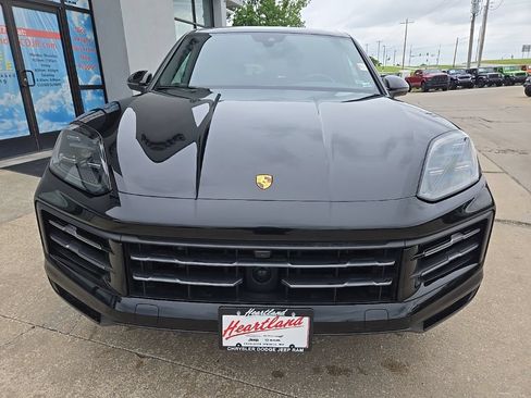 Used 2024 Porsche Cayenne w/ Premium Package AWD/4WD image 17