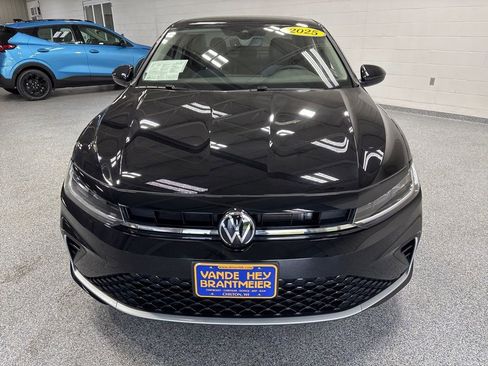 Used 2025 Volkswagen Jetta SE FWD image 2