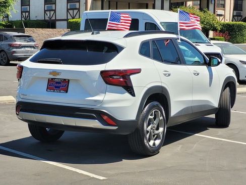 Used 2025 Chevrolet Trax LT w/ LT Convenience Package FWD image 5
