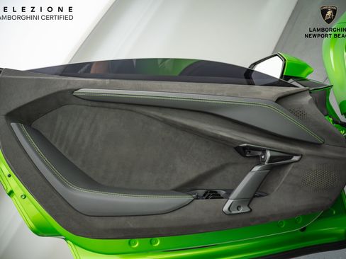 Used 2024 Lamborghini Revuelto image 39