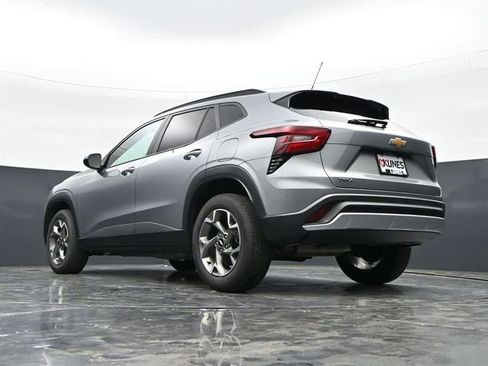 Used 2025 Chevrolet Trax LT FWD image 37