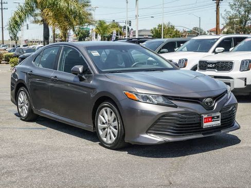 Used 2018 Toyota Camry LE FWD image 3
