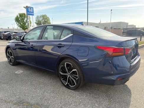 Used 2024 Nissan Altima 2.5 SR w/ SR Premium Package FWD image 3