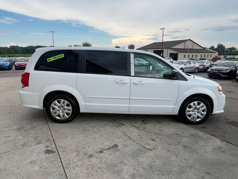 Used 2017 Dodge Grand Caravan SE image 4