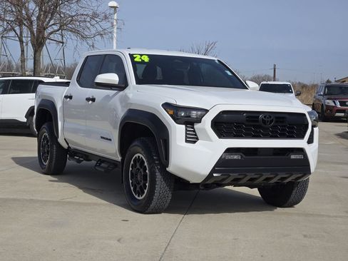 Used 2024 Toyota Tacoma TRD Off-Road image 3