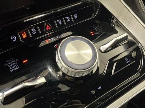 Used 2024 Jeep Wagoneer L Series II w/ Convenience Group I image 19