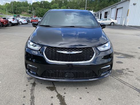 Used 2025 Chrysler Pacifica Select FWD image 11