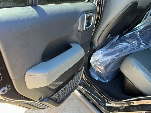 New 2025 Jeep Gladiator Mojave image 17