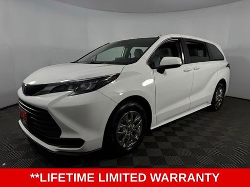 Used 2024 Toyota Sienna LE image 3