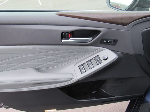 Used 2019 Toyota Avalon Limited image 12