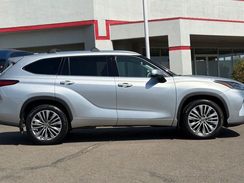 Used 2021 Toyota Highlander Platinum FWD image 6