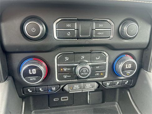 Used 2023 Chevrolet Suburban Premier image 23