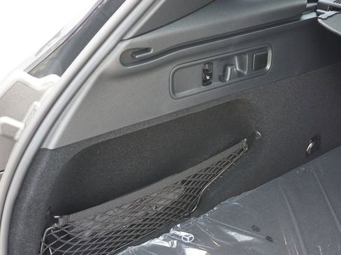 Used 2025 Mercedes-Benz GLC 300 4MATIC image 46