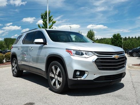 Used 2019 Chevrolet Traverse LT w/ LT Premium Package FWD image 3