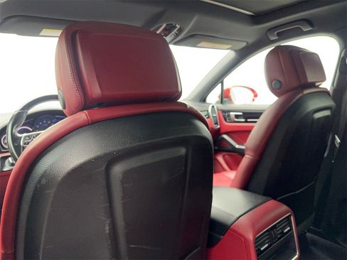 Used 2020 Porsche Cayenne w/ Premium Package image 34