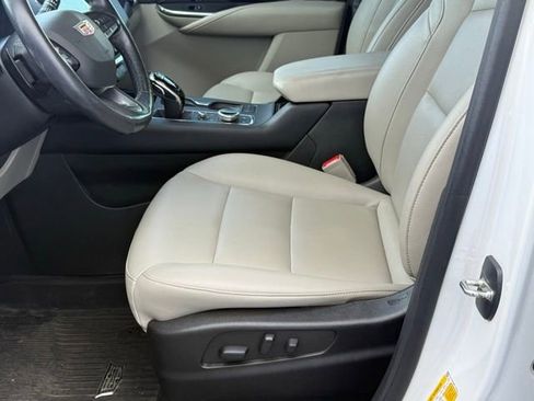 Used 2023 Cadillac XT4 Luxury w/ Cold Weather Package FWD image 24