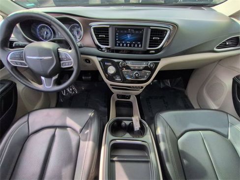 Certified 2021 Chrysler Voyager Lxi image 14