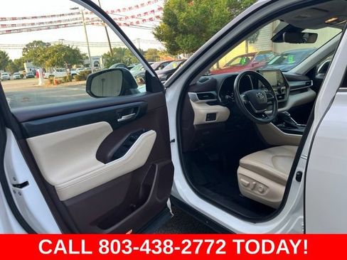 Used 2020 Toyota Highlander XLE FWD image 4