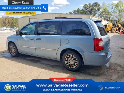Used 2013 Chrysler Town & Country Touring-L w/ Entertainment Group #2 FWD image 3