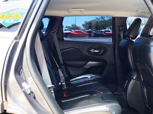 Used 2021 Jeep Cherokee Latitude Lux w/ Comfort/Convenience Group AWD/4WD image 28