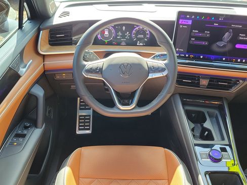 Used 2025 Volkswagen Tiguan SEL R-Line image 16