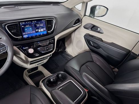 Used 2023 Chrysler Pacifica Touring-L FWD image 22